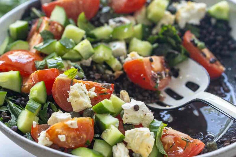 Close-Up von Beluga-Linsen-Salat