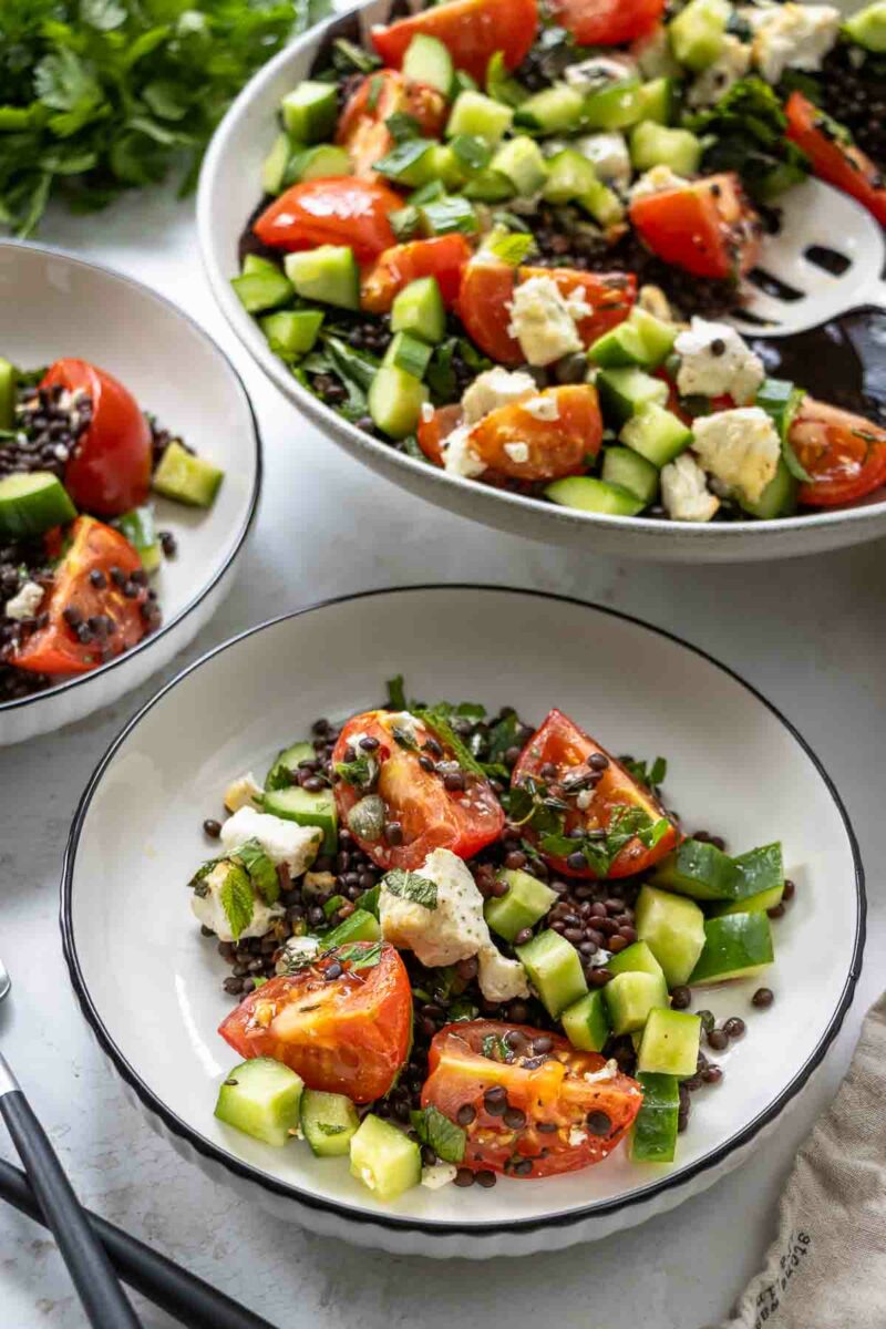 einfaches Linsensalat mit Feta und Tomaten mit Gurke, Minze, Petersilie und Zitrone Rezept