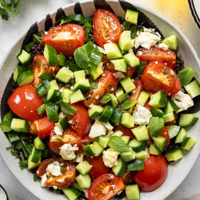 einfaches Rezept für Linsensalat mit geröstetem Feta und Tomaten mit Gurke, Minze, Petersilie und Zitrone