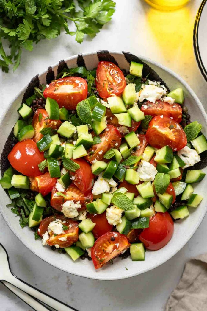 Einfache Linsensalat mit Feta Tomaten Rezept (4 of 5) einfaches Rezept für Linsensalat mit geröstetem Feta und Tomaten mit Gurke, Minze, Petersilie und Zitrone