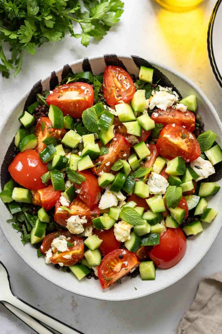 einfaches Rezept für Linsensalat mit geröstetem Feta und Tomaten mit Gurke, Minze, Petersilie und Zitrone