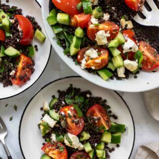einfaches Linsensalat mit Feta und Tomaten mit Gurke, Minze, Petersilie und Zitrone Rezept