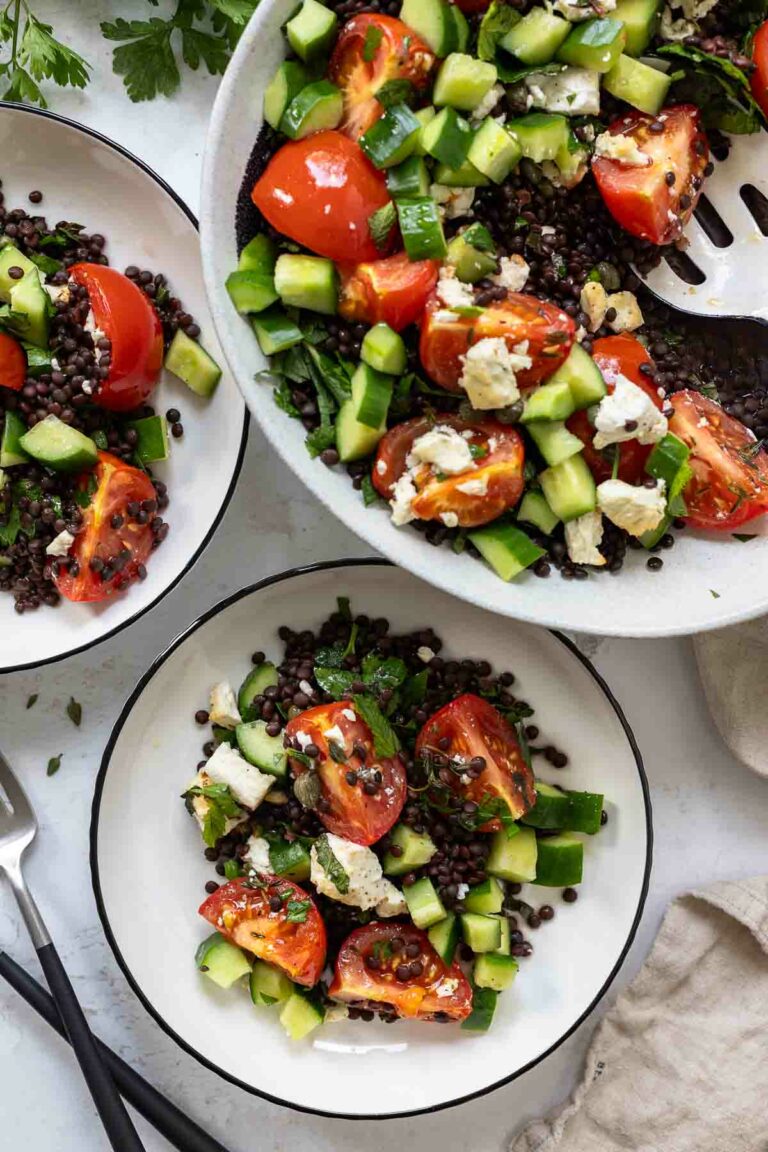 einfaches Linsensalat mit Feta und Tomaten mit Gurke, Minze, Petersilie und Zitrone Rezept