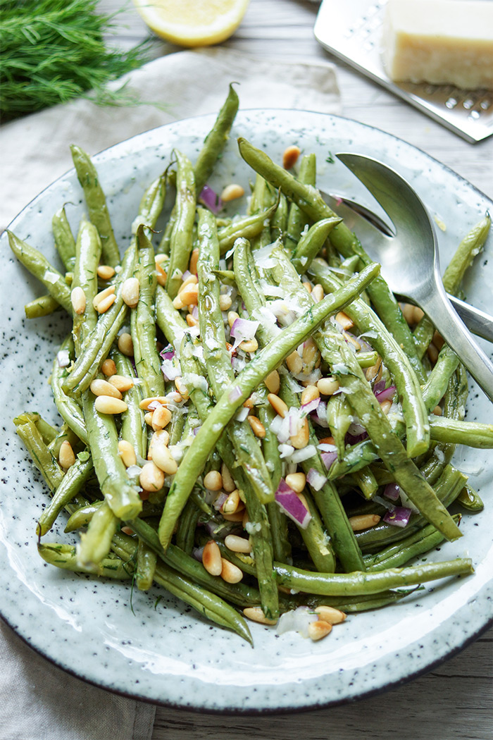 Geröstete grüne Bohnen mit Zitrone, Dill, Pinienkerne und Parmesankäse, ein einfaches und gesundes Rezept, Vegetarisch