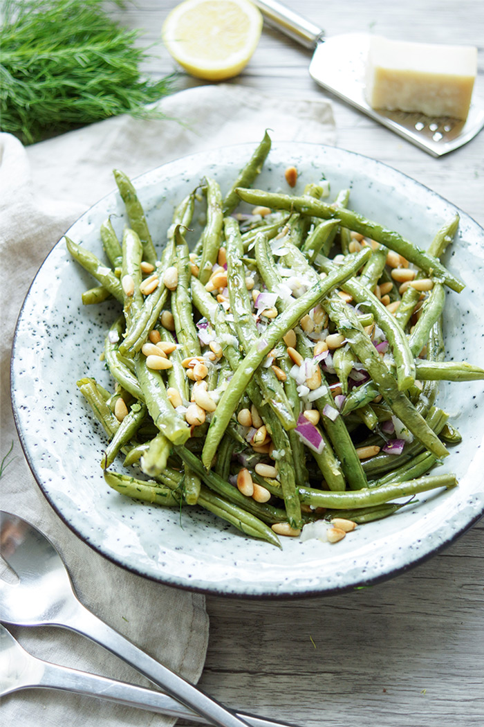 Geröstete grüne Bohnen mit Zitrone, Dill, Pinienkerne und Parmesankäse, Einfache Gesunde Rezept, Vegetarisch