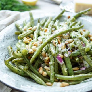 Geröstete grüne Bohnen mit Zitrone, Dill, Pinienkerne und Parmesankäse, ein einfaches und gesundes Rezept, Vegetarisch