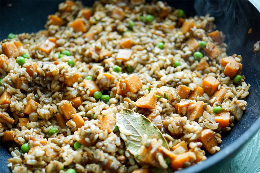 Linsen-Reis-Pilaw Rezept mit Süßkartoffel und Erbsen, Vegetarisch