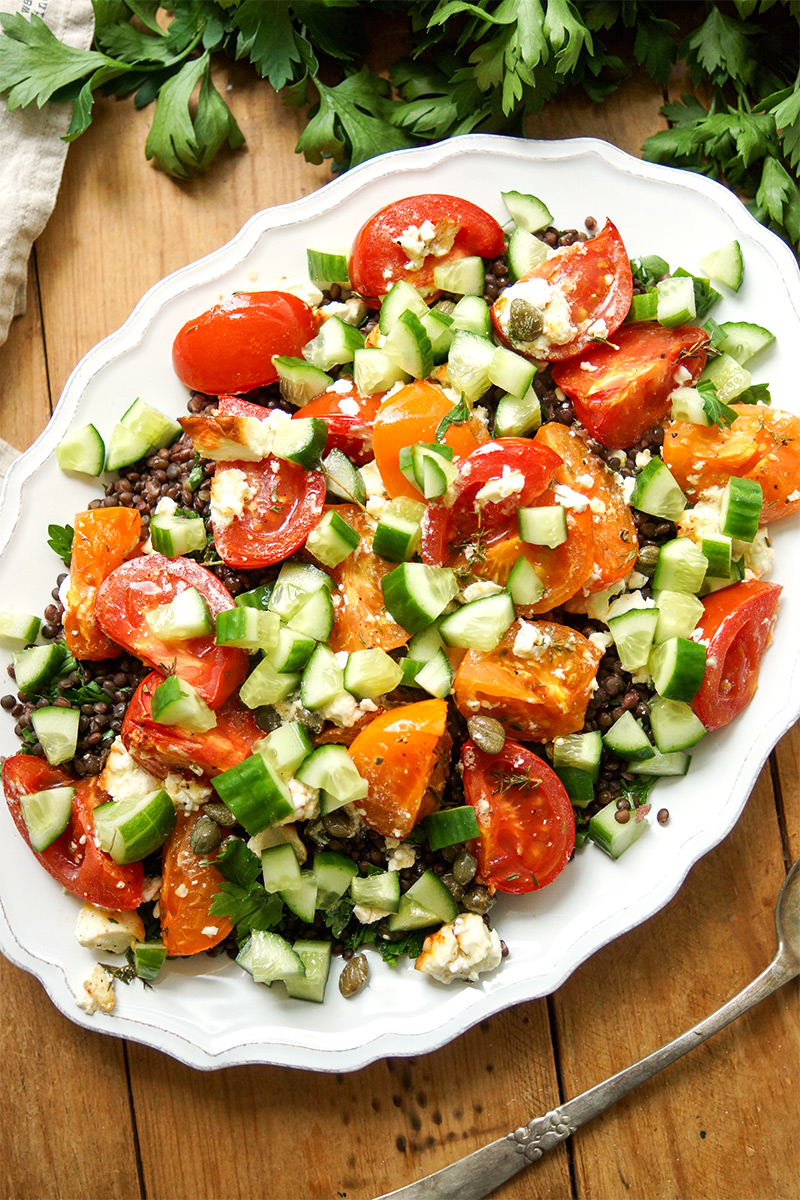 einfache Rezept für Linsensalat mit geröstetem Feta und Tomaten mit Gurke, Minze, Petersile und Zitrone