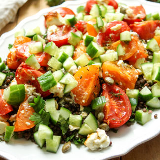 einfaches Rezept für Linsensalat mit geröstetem Feta und Tomaten mit Gurke, Minze, Petersilie und Zitrone