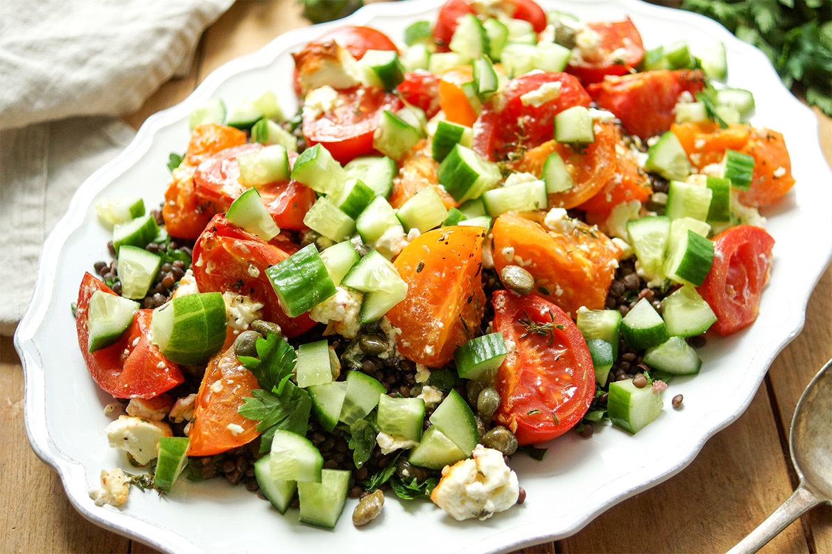 Linsensalat mit geröstetem Feta und Tomaten Rezept | Elle Republic