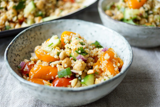 Orientalischer Bulgur-Salat mit gerösteten Tomaten und Kichererbsen Orientalischer Bulgur-Salat mit gerösteten Tomaten und Kichererbsen