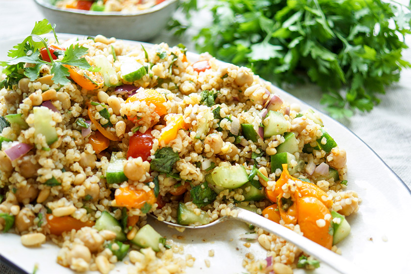 Orientalischer Bulgur-Salat mit gerösteten Tomaten und Kichererbsen