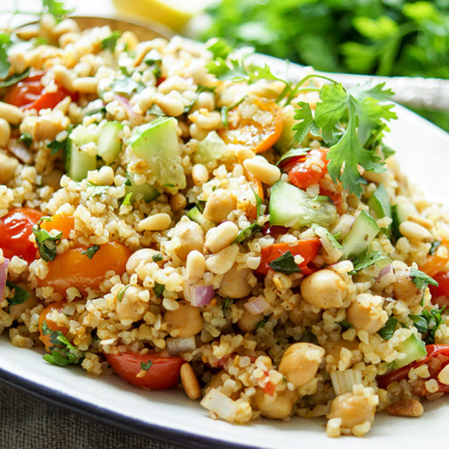 orientalischer Bulgur-Salat mit gerösteten Tomaten und Kichererbsen Rezept mit Sumach, Kreuzkümmel, Koriander, Gurke, Pinienkerne. Vegan, Vegetarisch