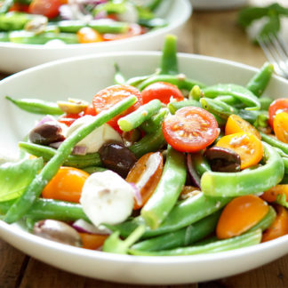 Mediterraner grüne Bohnen-Tomatensalat mit Kapern, Oliven, Büffel-Mozzarella, Sardellen, einfache gesunde Rezept