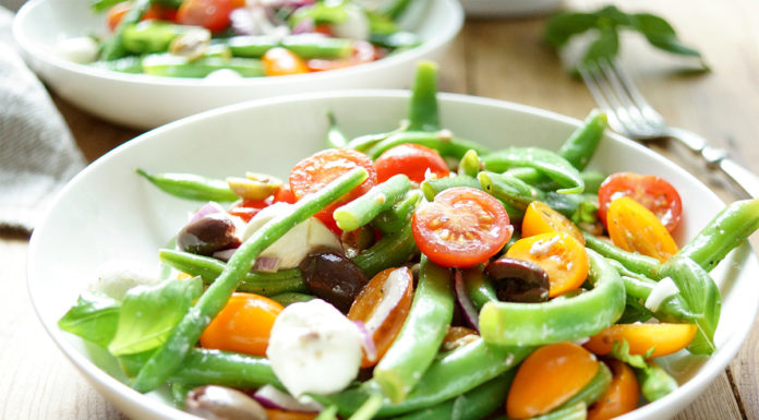 Mediterraner grüne Bohnen-Tomatensalat mit Kapern, Oliven, Büffel-Mozzarella, Sardellen, einfache gesunde Rezept