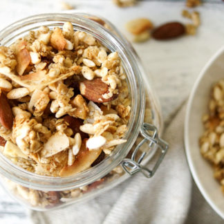 Honig-Pops Granola (Knuspermüsli) Rezept mit Puffreis, Kardamom, Mandeln, Walnüsse, getrocknete Früchte, glutenfrei