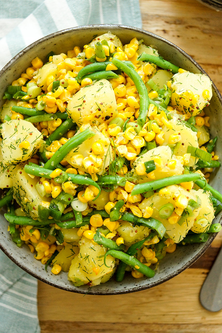 Kartoffelsalat mit geröstetem Mais und grünen Bohnen | Elle Republic