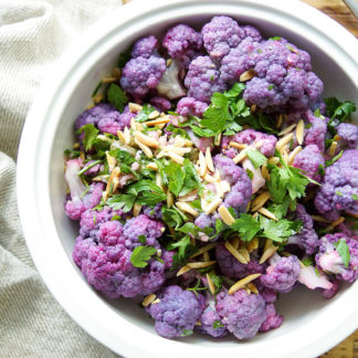 Einfaches gesundes lila Blumenkohl-Salat Rezept mit Zitrone, Kapern, Mandeln, Petersilie. Vegan