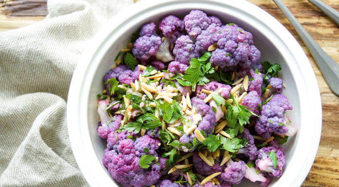 Einfaches gesundes lila Blumenkohl-Salat Rezept mit Zitrone, Kapern, Mandeln, Petersilie. Vegan