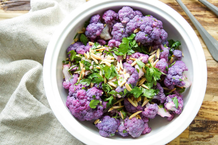 Einfaches gesundes lila Blumenkohl-Salat Rezept mit Zitrone, Kapern, Mandeln, Petersilie. Vegan