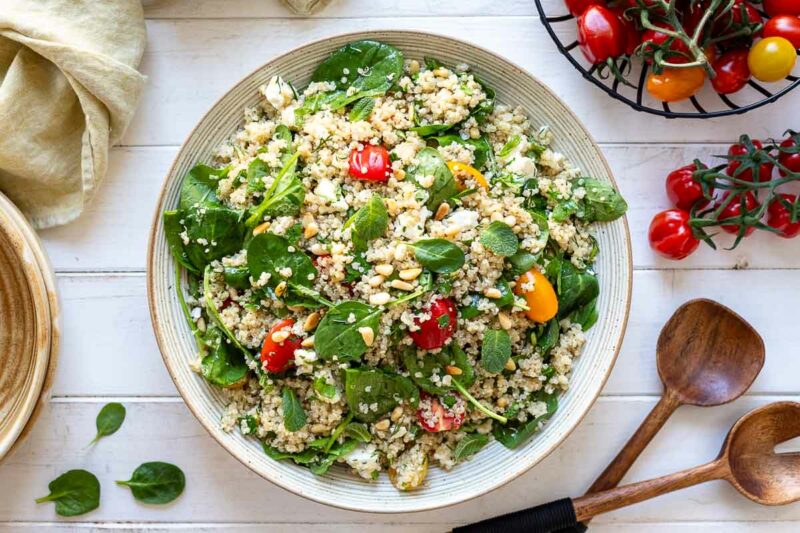 Quinoa Salat mit Spinat, Feta, Tomaten und Kräutern Rezept