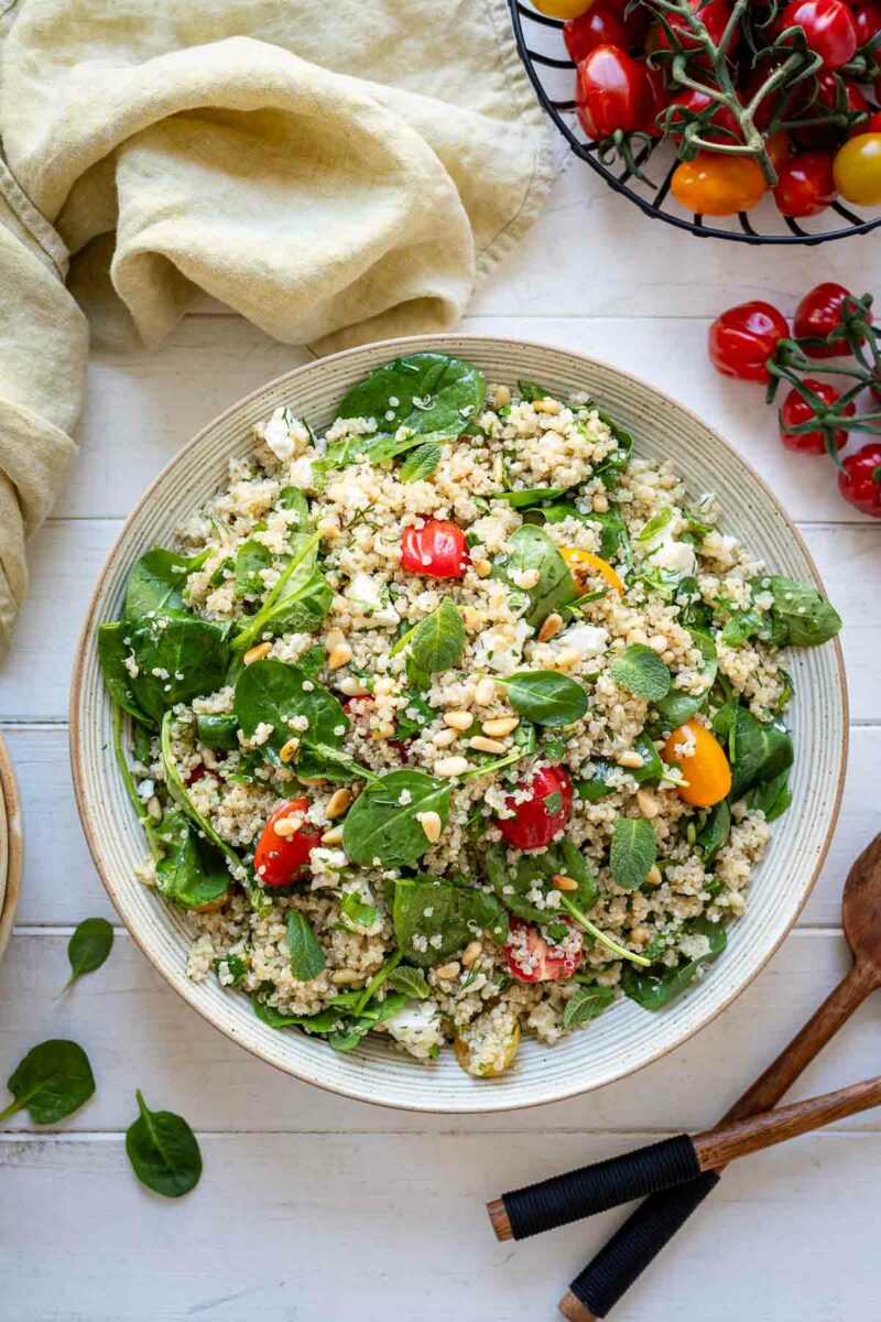 Quinoa Salat mit Spinat, Feta, Tomaten und Kräutern Rezept