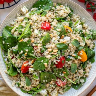 Quinoa Salat mit Spinat, Feta, Tomaten und Kräutern Rezept