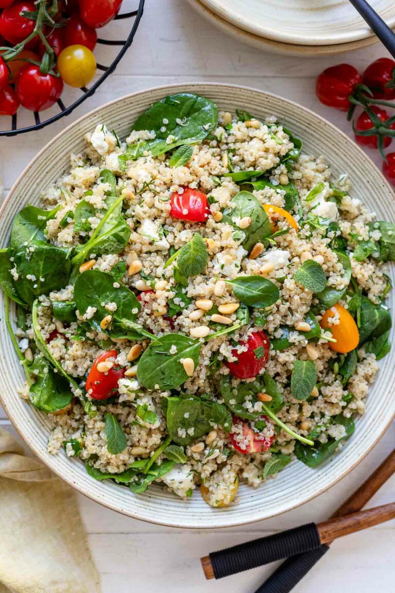 Quinoa Salat mit Spinat, Feta, Tomaten und Kräutern Rezept