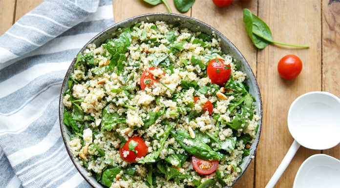 Gesunder Quinoa-Salat mit Spinat Rezept mit Petersilie, Dill und Minze, Feta, Cherry-Tomaten, Pinienkerne, glutenfrei, vegetarisch