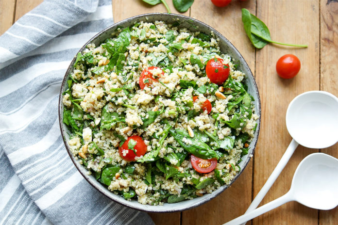Gesunder Quinoa-Salat mit Spinat Rezept mit Petersilie, Dill und Minze, Feta, Cherry-Tomaten, Pinienkerne, glutenfrei, vegetarisch