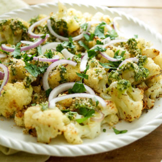 gerösteter Blumenkohl mit Zatar Gewürzmischung, roter Zwiebel einem Zitronen-Petersilien-Dressing, Gomasio, Vegan, Vegetarisch