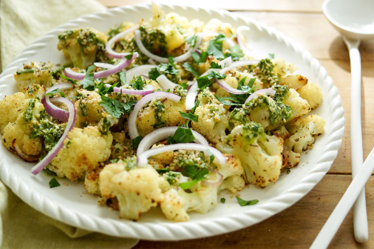 gerösteter Blumenkohl mit Zatar Gewürzmischung, roter Zwiebel einem Zitronen-Petersilien-Dressing, Gomasio, Vegan, Vegetarisch