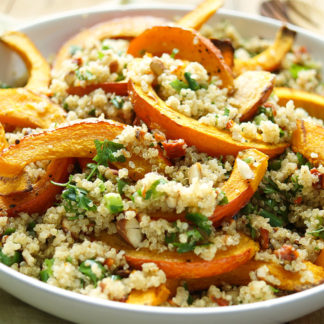 Gerösteter Hokkaido-Kürbis auf Quinoa-Salat Rezept mit Mandeln und getrocknete Tomaten. Vegan, Glutenfrei