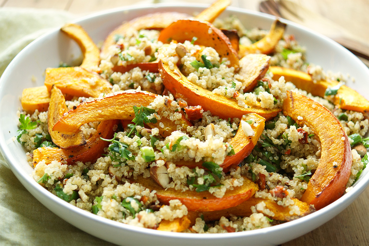 Gerösteter Hokkaido-Kürbis auf Quinoa-Salat Rezept | Elle Republic