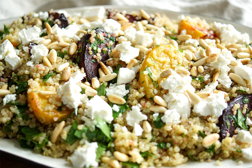 einfaches Rezept für einen gesunden Quinoa-Salat mit Rote Bete und Fetakäse