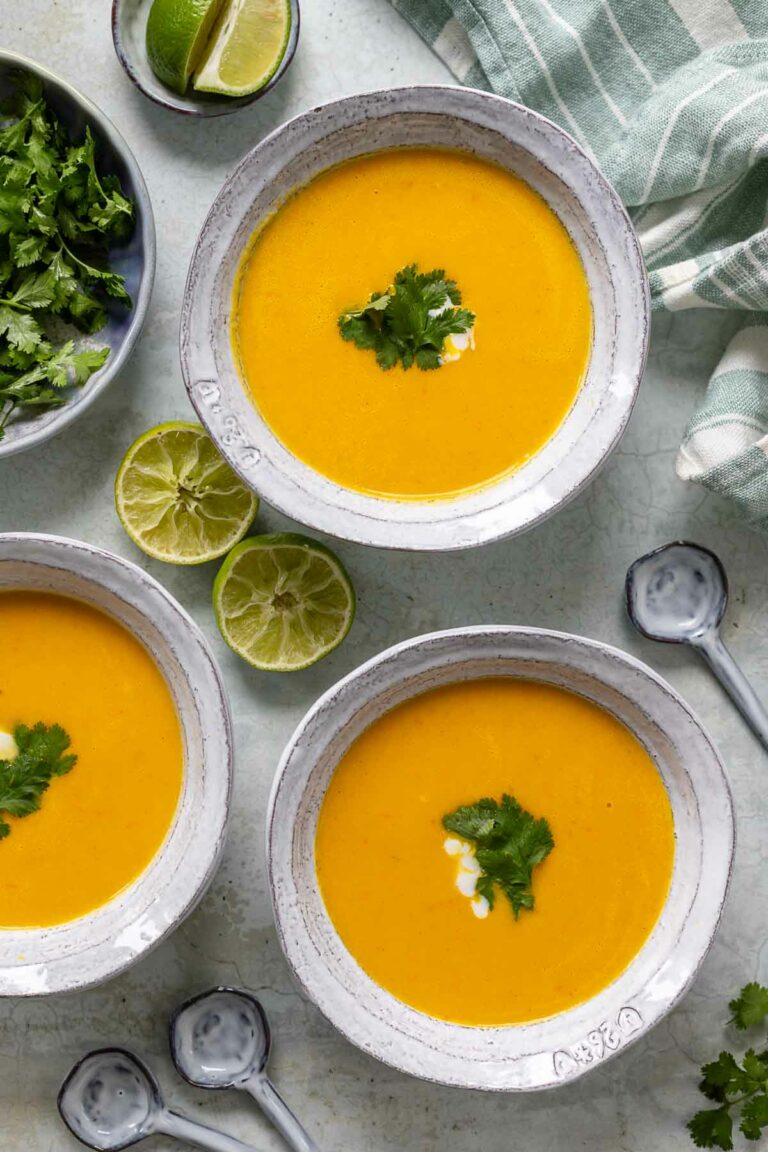 Hokkaido Kürbiscremesuppe Rezept gemacht mit Ingwer, Chilischoten, Koriander, Kokosmilch, Hühnerbrühe, und Karotten