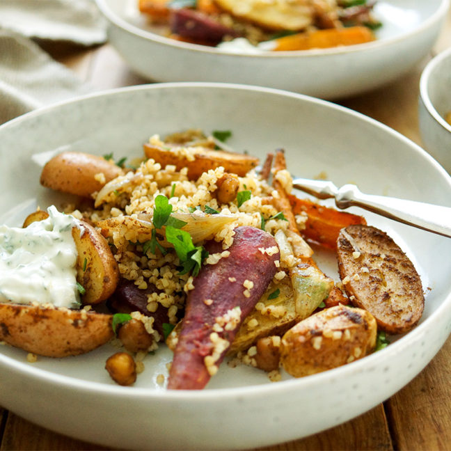 einfaches Rezept für marokkanisches Ofengemüse mit gerösteten Karotten und Kartoffeln. Dazu Kichererbsen, Bulgur und ein leckerer Kräuter-Joghurt. Vegetarisch, glutenfrei