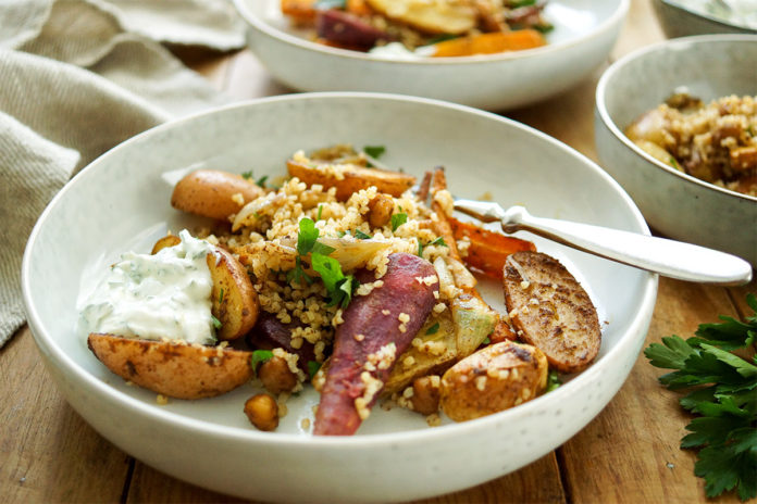 einfaches Rezept für marokkanisches Ofengemüse mit gerösteten Karotten und Kartoffeln. Dazu Kichererbsen, Bulgur und ein leckerer Kräuter-Joghurt. Vegetarisch, glutenfrei