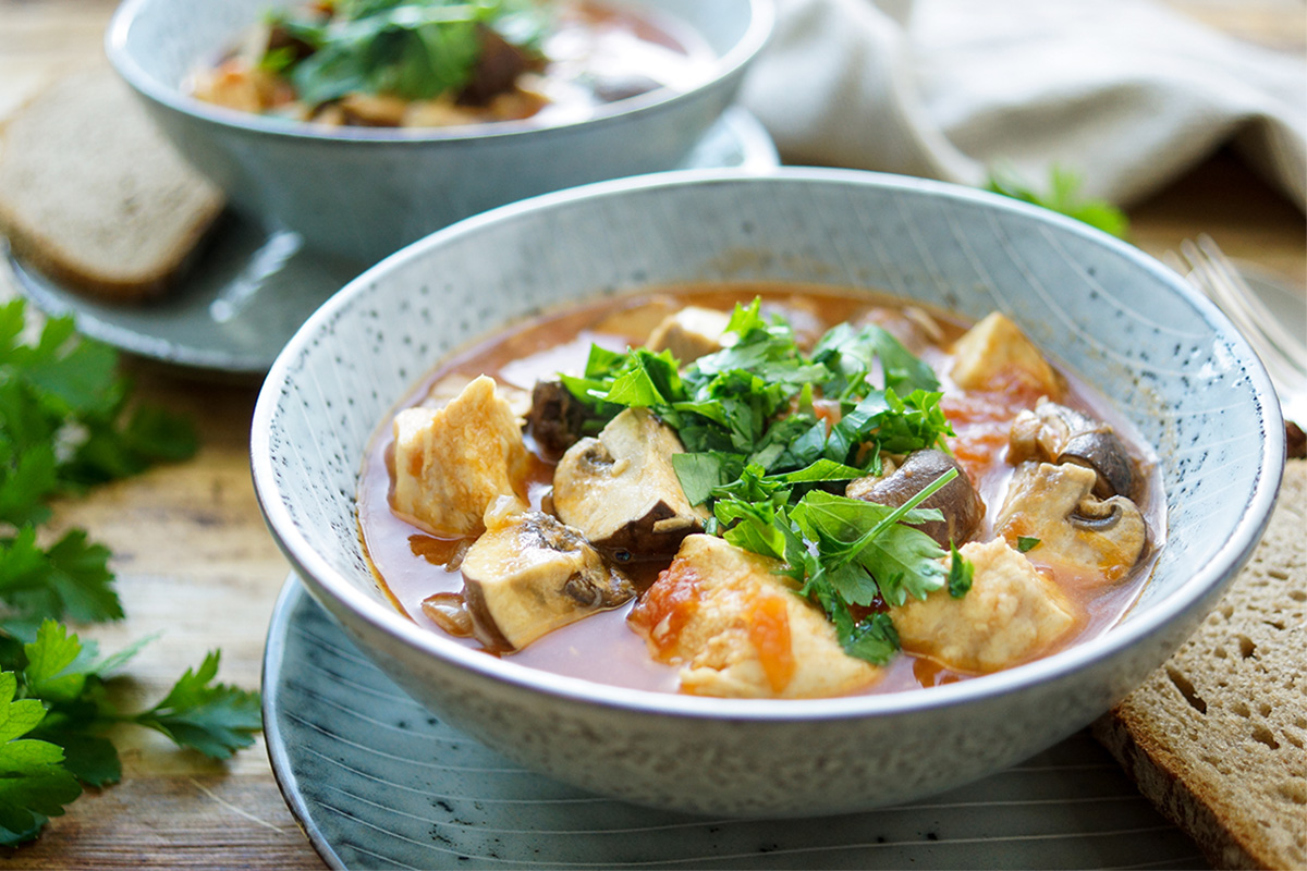 Herbstlicher Eintopf mit Huhn und Pilzen Rezept | Elle Republic