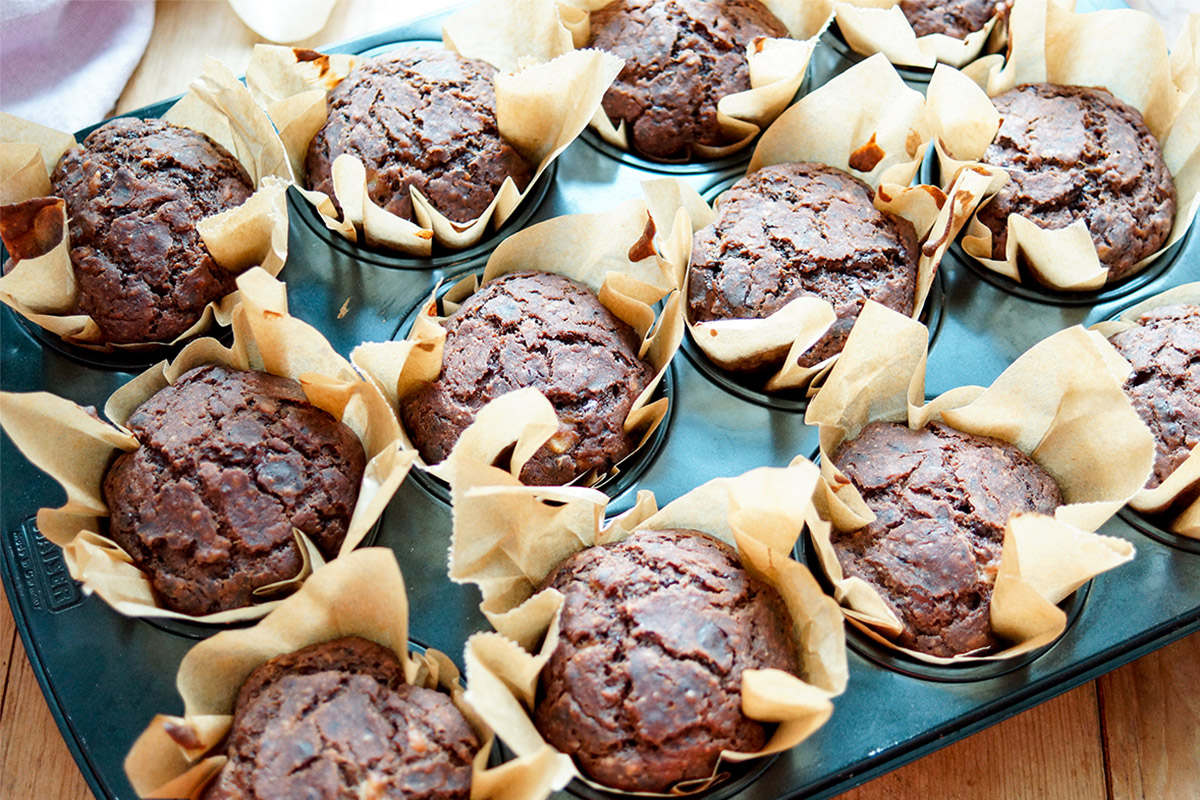 einfache, gesunde, vegane glutenfreie Schoko-Muffins, Schoko-Muffins mit Banane, Bananenmuffin mit dunkler Schokolade