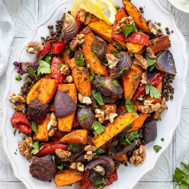 Rezept für orientalisches Ofengemüse mit Linsen und Zitronen-Joghurt-Soße