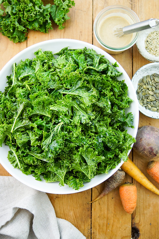 Grünkohlsalat mit Zitronen-Tahin-Dressing Rezept | Elle Republic