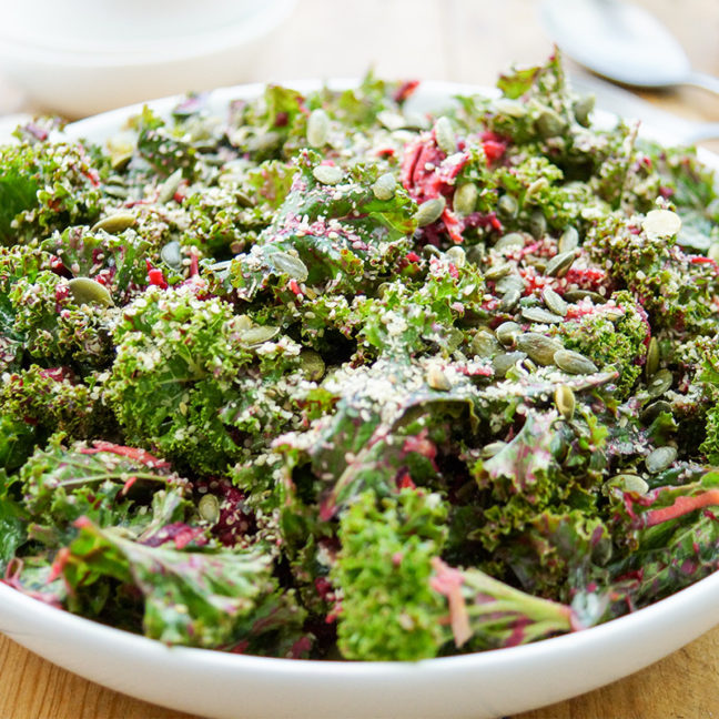 Einfacher Grünkohlsalat Rezept mit Zitronen-Tahin-Dressing, Möhren, Rotebete, Roh, Vegan, Massiert