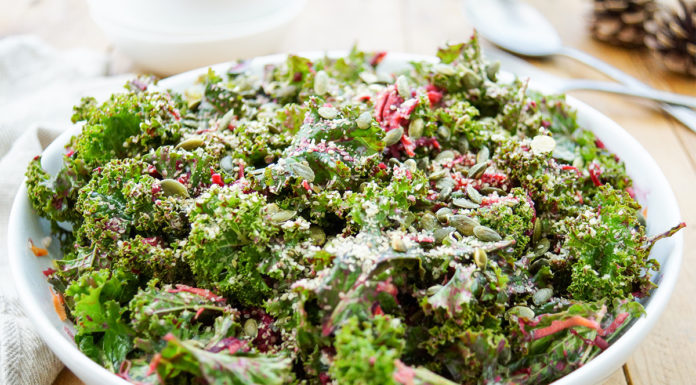 Einfacher Grünkohlsalat Rezept mit Zitronen-Tahin-Dressing, Möhren, Rotebete, Roh, Vegan, Massiert