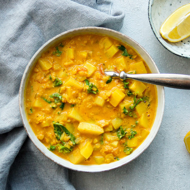 einfaches veganes Rezept für eine gesunde Rote Linsen-Kokos-Suppe mit Curry, Koriander und Kartoffeln
