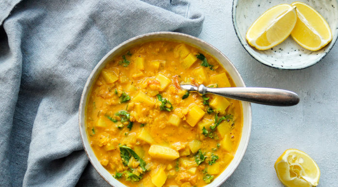 einfaches veganes Rezept für eine gesunde Rote Linsen-Kokos-Suppe mit Curry, Koriander und Kartoffeln