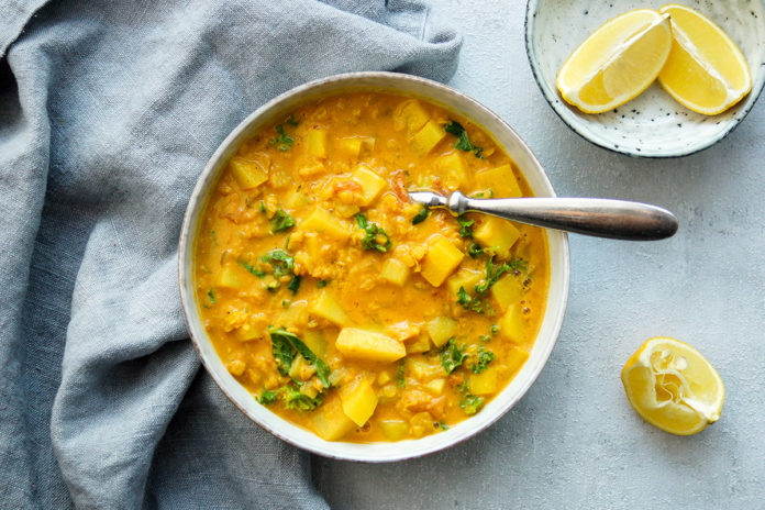 einfaches veganes Rezept für eine gesunde Rote Linsen-Kokos-Suppe mit Curry, Koriander und Kartoffeln