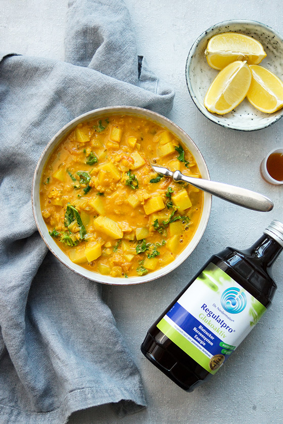 einfaches veganes Rezept für eine gesunde Rote Linsen-Kokos-Suppe mit Curry, Koriander und Kartoffeln, Regulatpro Glukoaktiv
