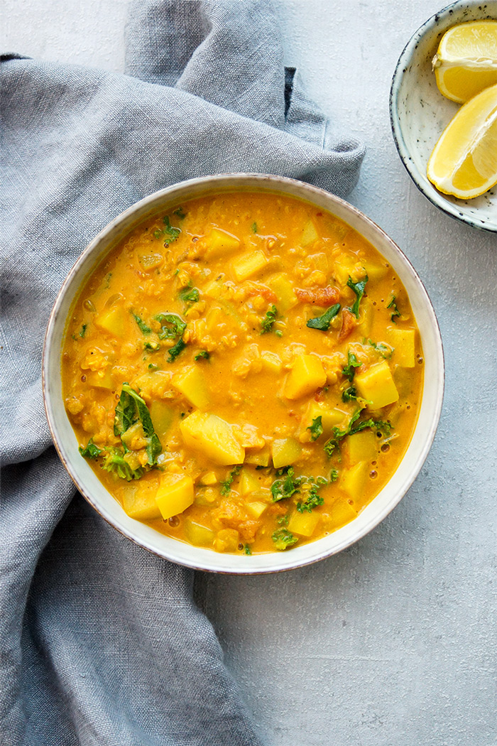 einfaches veganes Rezept für eine gesunde Rote Linsen-Kokos-Suppe mit Curry, Koriander und Kartoffeln