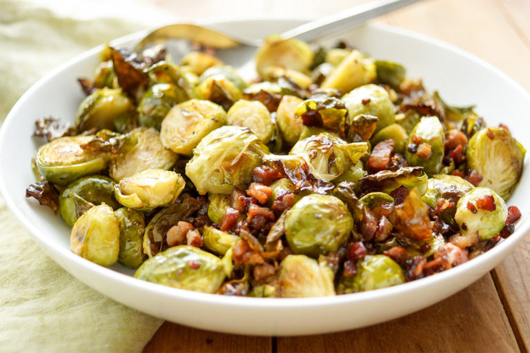 Beilage mit Ofen gerösteter Rosenkohl mit Balsamico-Creme und Bauchspeck Rezept